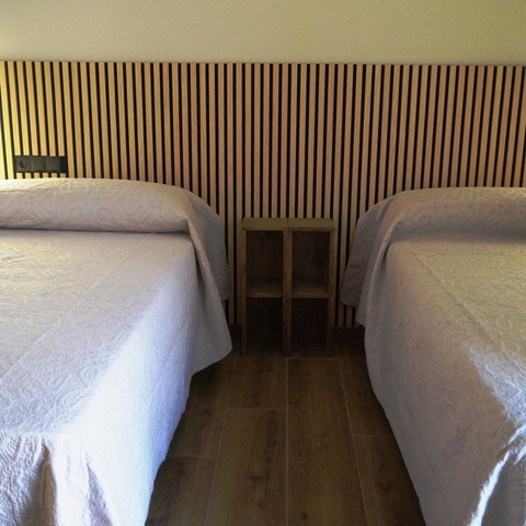 Habitación nº 4 con dos camas de 1,05 y acceso directo al baño privado, en la Casa Rural La Josefa de Fermoselle, perfecta para descansar en las Arribes del Duero.