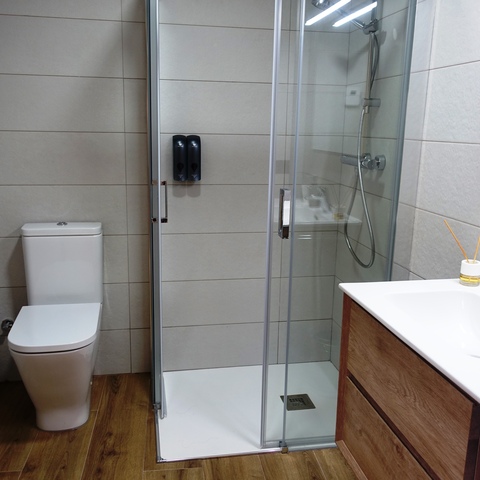 Baño privado con ducha acristalada, lavabo y sanitario moderno en la habitación número 2 de la Casa Rural La Josefa en Fermoselle, Arribes del Duero.