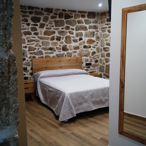 Habitación con cama de matrimonio Casa Rural Fermoselle – La Josefa.

Dormitorio rústico con cama de matrimonio en Casa Rural La Josefa.

Habitación con cama de matrimonio y pared de piedra vista, en la Casa Rural La Josefa de Fermoselle, un espacio encantador en los Arribes del Duero.
