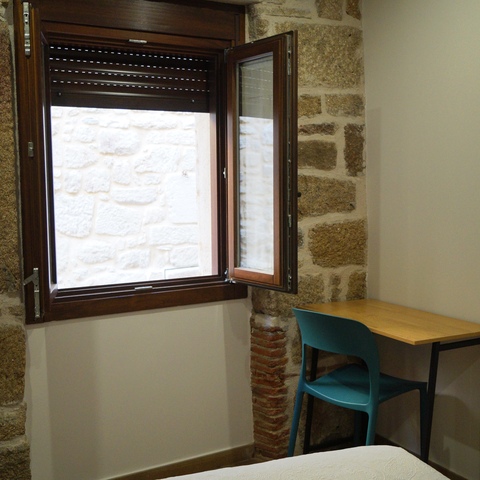 Habitación con escritorio Casa Rural Fermoselle – La Josefa

Dormitorio con escritorio y cama de matrimonio en Casa Rural La Josefa.

Habitación equipada con cama de matrimonio, escritorio y ventana de madera, en la Casa Rural La Josefa de Fermoselle, perfecta para disfrutar de los Arribes del Duero.
.