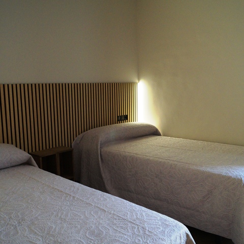 Habitación nº 4 con dos camas de 1,05 y acceso directo al baño privado, en la Casa Rural La Josefa de Fermoselle, perfecta para descansar en las Arribes del Duero.