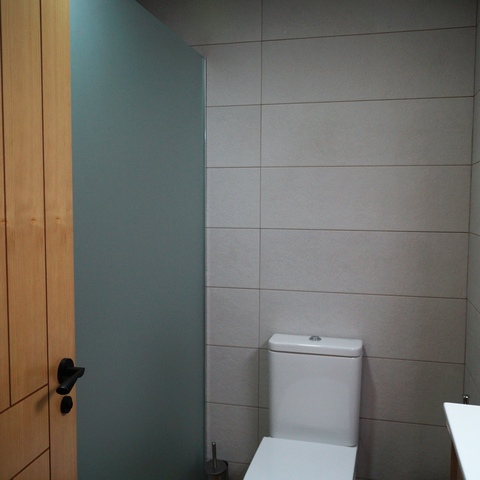Baño privado de la habitación número 3, equipado con sanitario y ducha acristalada, en la Casa Rural La Josefa de Fermoselle.