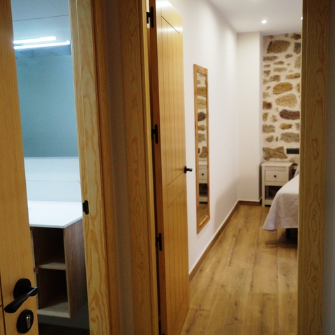 Zona de acceso a la habitación número 3 y su baño privado en la Casa Rural La Josefa, apartamentos rurales en Fermoselle.