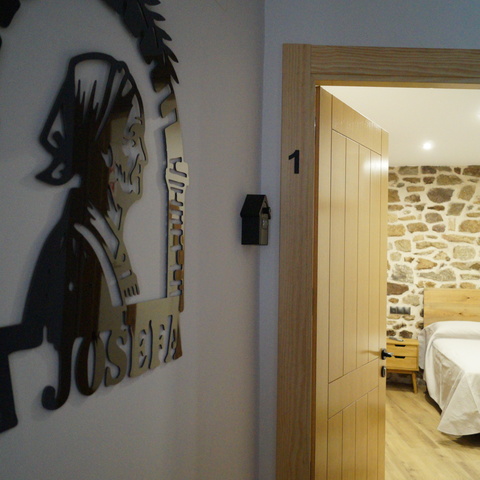 Entrada habitación Casa Rural Fermoselle – La Josefa.

Acceso a dormitorio en Casa Rural La Josefa, Fermoselle.

Entrada a una de las acogedoras habitaciones de la Casa Rural La Josefa, en Fermoselle, con detalles únicos que evocan tradición y autenticidad en los Arribes del Duero.
