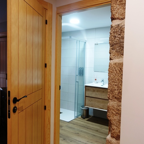 Baño Casa Rural Fermoselle – La Josefa.

Baño completo en Casa Rural La Josefa, Fermoselle.

Baño con diseño moderno, ducha de cristal y lavabo de madera, dentro de la Casa Rural La Josefa en Fermoselle, Arribes del Duero.
