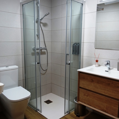 Baño con ducha Casa Rural Arribes del Duero – La Josefa

Baño con ducha en Casa Rural La Josefa, Fermoselle.

Espacio de baño con ducha acristalada, sanitario y lavabo en madera, en la Casa Rural La Josefa, apartamentos rurales en Fermoselle.
