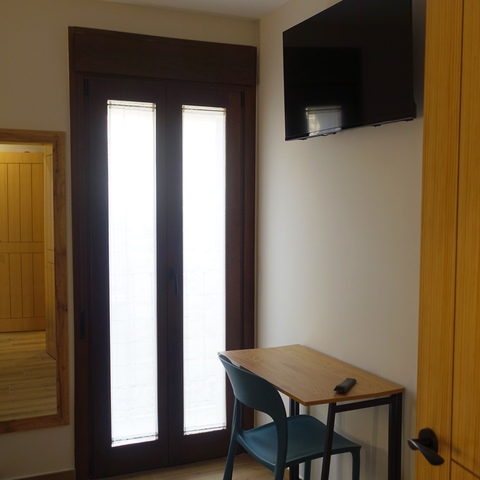 Detalle del escritorio y ventana de madera en la habitación número 3 de la Casa Rural La Josefa, en Fermoselle, Arribes del Duero.