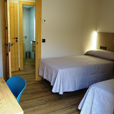 Habitación nº 4 con dos camas de 1,05 y acceso directo al baño privado, en la Casa Rural La Josefa de Fermoselle, perfecta para descansar en las Arribes del Duero.