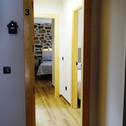 Acceso a la habitación número 3 de la Casa Rural La Josefa, en Fermoselle, un espacio acogedor en los Arribes del Duero.