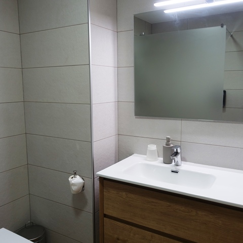 Baño moderno compartirdo para habitaciones 3 y 4 apartamento familiar, con lavabo de madera y espejo iluminado, en los apartamentos rurales Casa La Josefa de Fermoselle.