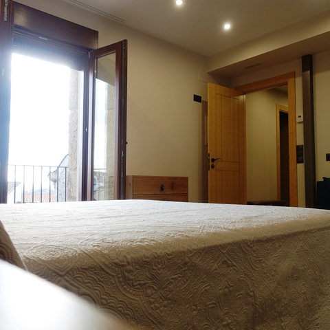Habitación con cama de matrimonio, ventana amplia y mucha luz natural, en la Casa Rural La Josefa, Fermoselle.