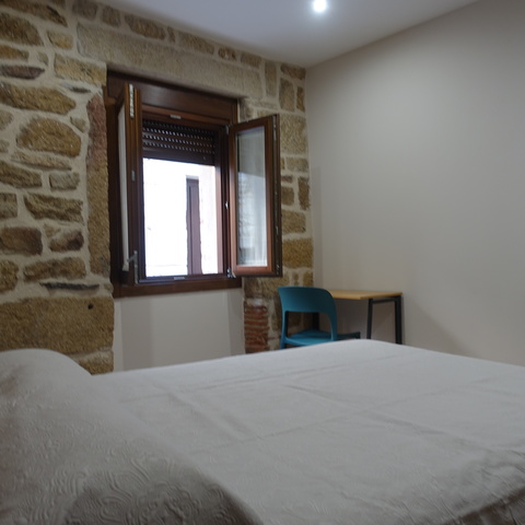 Habitación con cama de matrimonio Casa Rural Fermoselle – La Josefa.

Dormitorio luminoso en Casa Rural La Josefa, Fermoselle.

Habitación con cama de matrimonio junto a una ventana de madera que ofrece luz natural, en la Casa Rural La Josefa, en las Arribes del Duero.
