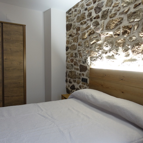 Habitación con cama de matrimonio Casa Rural Fermoselle – La Josefa

Dormitorio con pared de piedra iluminada en Casa Rural La Josefa.

Habitación con cama de matrimonio y pared de piedra iluminada, en los apartamentos rurales Casa La Josefa de Fermoselle, en el corazón de las Arribes del Duero.
