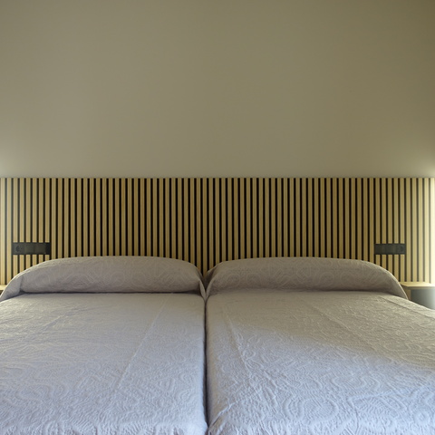 Habitación de dos camas de 1,05 con acceso directo al baño privado, en la Casa Rural La Josefa de Fermoselle, perfecta para descansar en las Arribes del Duero.