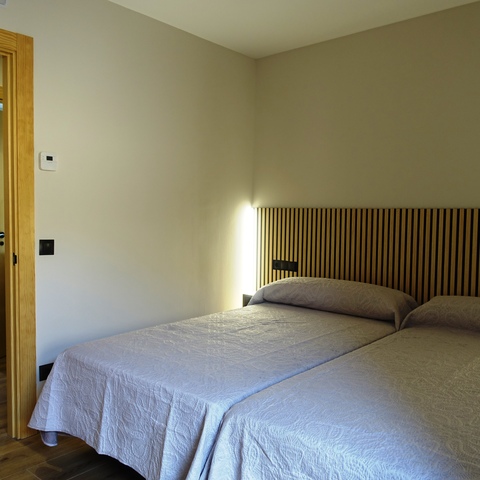 Habitación de dos camas de 1,05 con acceso directo al baño privado, en la Casa Rural La Josefa de Fermoselle, perfecta para descansar en las Arribes del Duero.