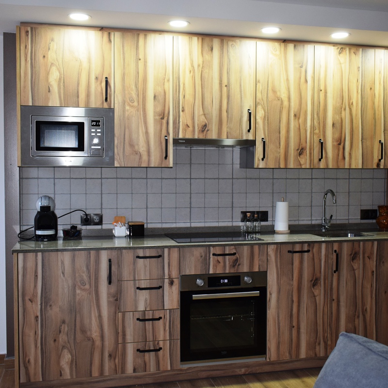 Cocina moderna con electrodomésticos en Casa Rural La Josefa, ideal para estancias independientes en Fermoselle.