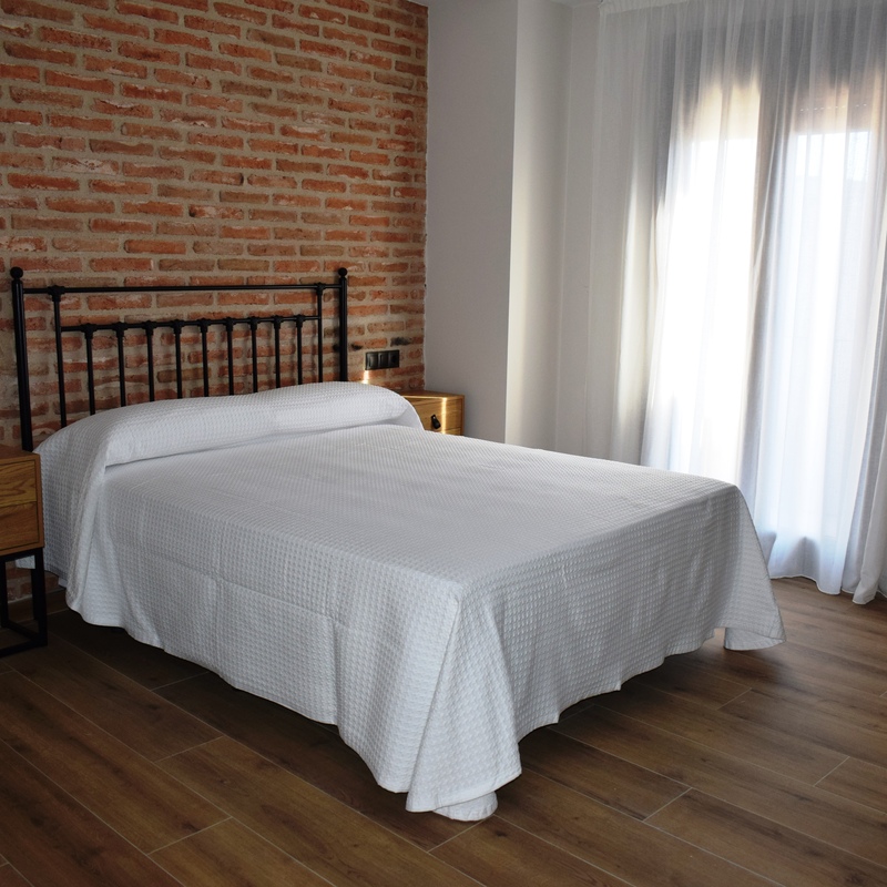  Dormitorio luminoso y acogedor de los apartamentos rurales Casa Josefa, ideal para parejas que visitan las Arribes del Duero.