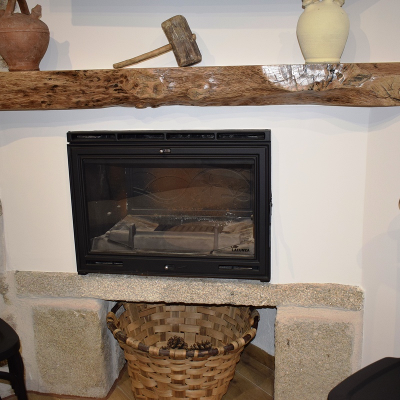  Espacio cálido con chimenea tradicional en la Casa Rural La Josefa, perfecta para estancias acogedoras en invierno. 