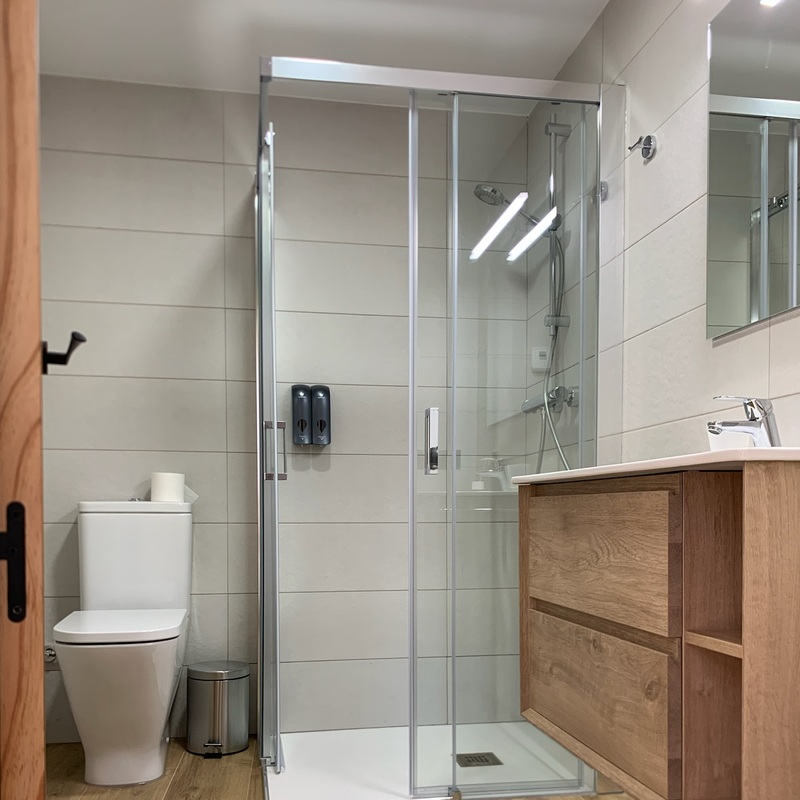  Baño privado con ducha y acabados modernos en Casa Rural Fermoselle, pensado para ofrecer máximo confort. 