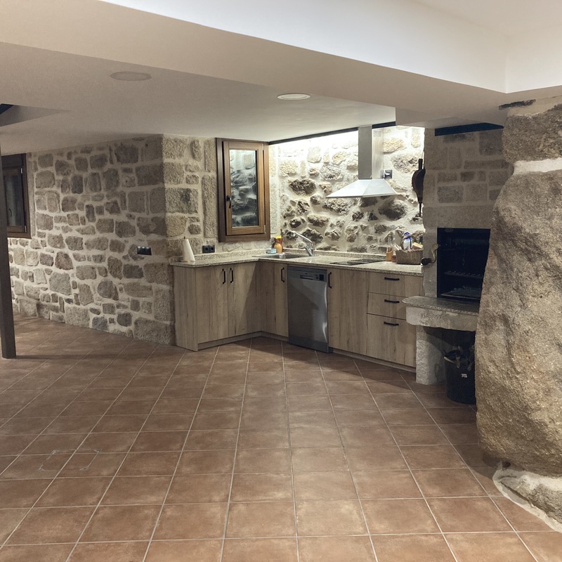 Bodega amplia equipada con cocina y espacio para reuniones en Casa Rural La Josefa, perfecta para grupos y celebraciones