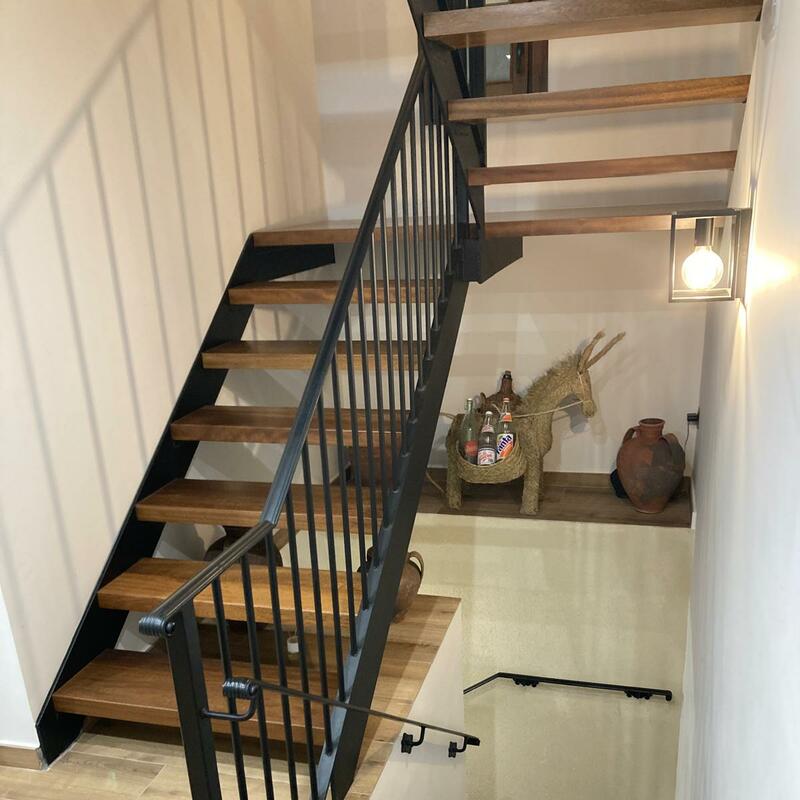 Interior moderno de la casa rural en Fermoselle, Casa Josefa, que combina tradición y comodidad en los Arribes del Duero.