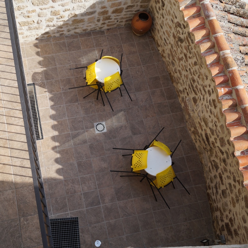 Vista del patio interior de Casa Josefa, apartamentos rurales en Fermoselle, ideal para relajarse en el entorno natural de Arribes del Duero.