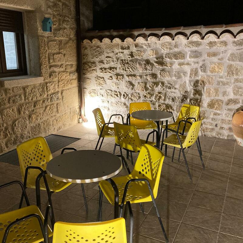 Terraza exterior con mesas y sillas en la casa rural Casa Josefa, perfecta para disfrutar del aire libre en las Arribes del Duero.
