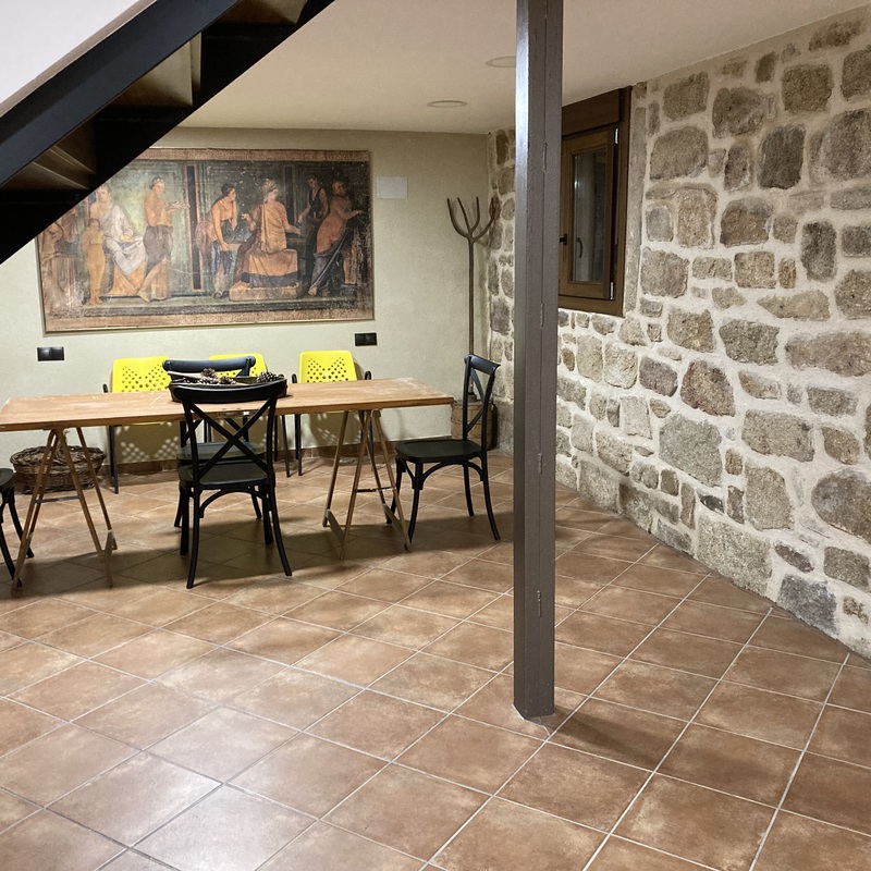  Zona de comedor en la planta sótano de Casa Rural La Josefa en Fermoselle, ideal para eventos y reuniones familiares