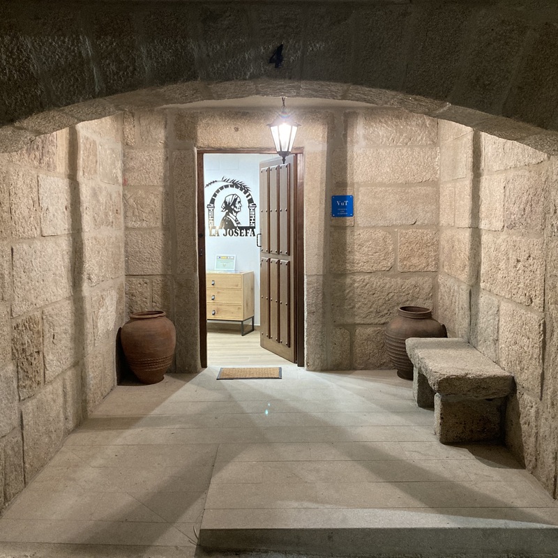 Acceso de piedra a la casa rural Casa Josefa en Fermoselle, un alojamiento con encanto en el corazón de los Arribes del Duero.