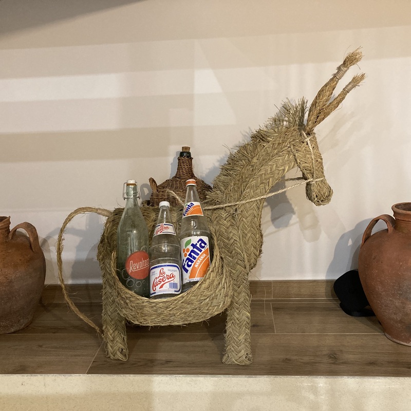Decoración tradicional en los apartamentos rurales Casa Josefa, que combina historia y cultura local de los Arribes del Duero. 