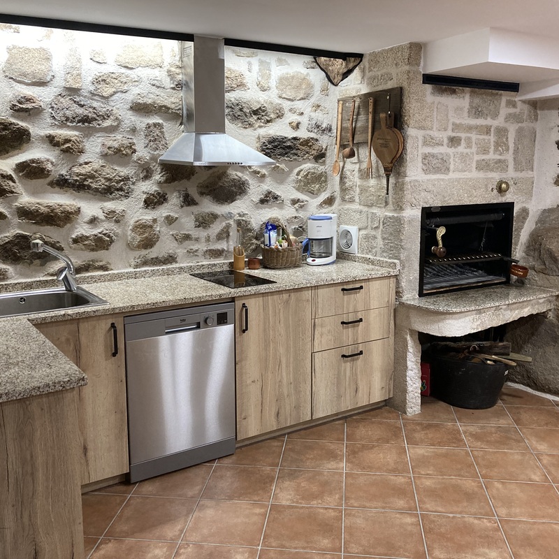 Auténtica cocina rústica en la casa rural Casa Josefa, ubicada en Fermoselle, en pleno parque natural de las Arribes del Duero.