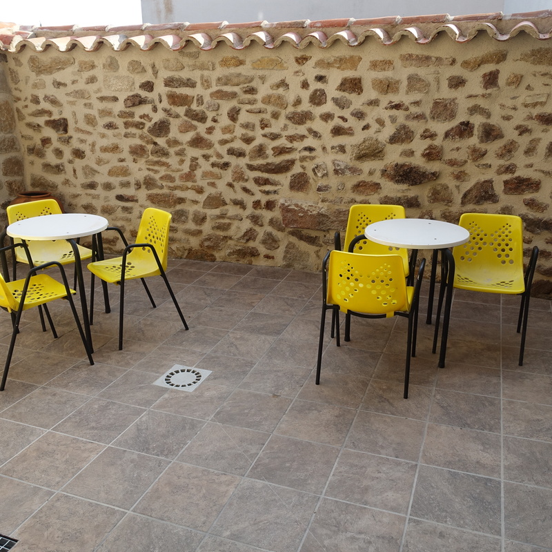 Espacio exterior perfecto para relajarse, disfrutar de desayunos o cenas al aire libre en Fermoselle. 